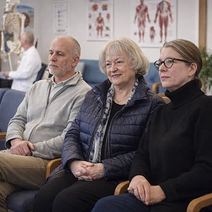 Zwei Menschen halten sich am Tisch einfühlsam die Hände – Symbol für Vertrauen und Unterstützung in der Alltagsbegleitung.