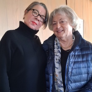 Junge Frau begleitet ältere Dame beim durch den Alltag in München.