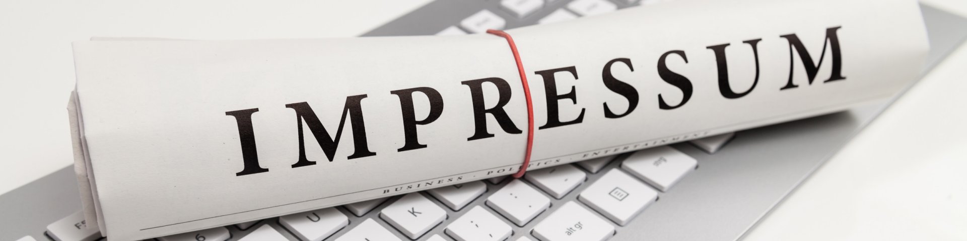 Einfühlsame Geste mit zwei haltenden Händen am Tisch – Alltagsbegleitung bei einer Tasse Tee.