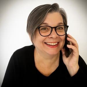 Frau Wenger telefoniert zum Thema Alltagsbegleitung.